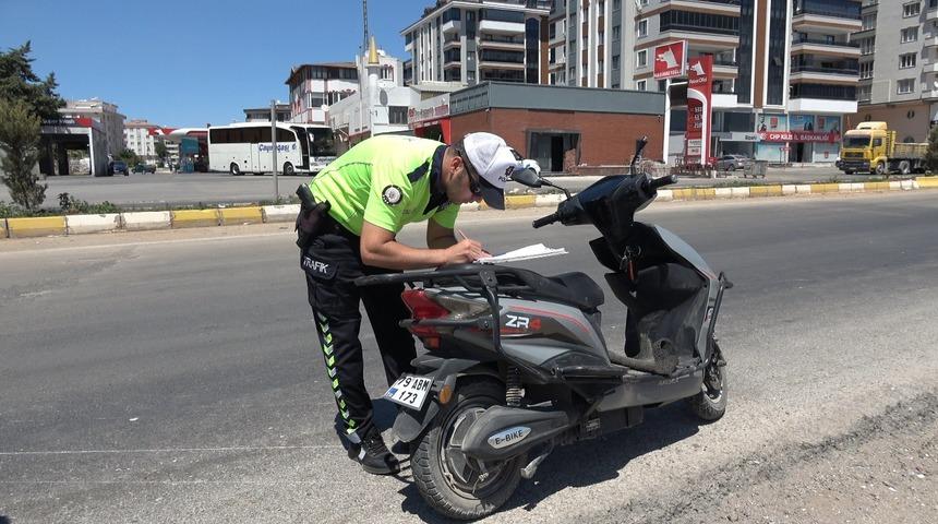 Kilis’te otomobil motosiklete çarptı: 2 yaralı