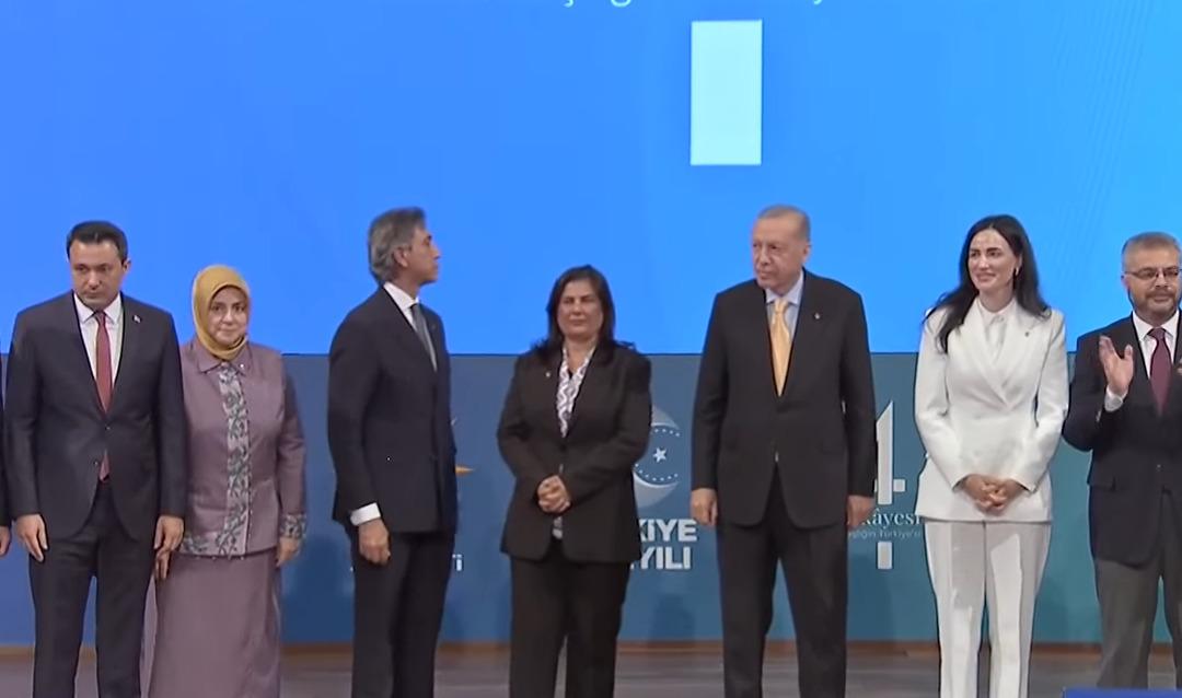 AK Parti ye katılan Özlem Çerçioğlu ndan ilk sözler: "Gerekirse tek tek açıklarım! Alnım ak başım dik" 2
