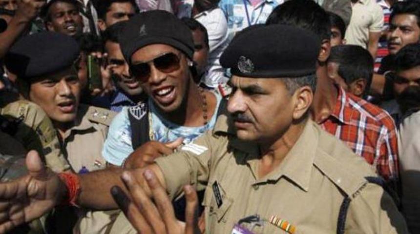 Ronaldinho &ouml;l&uuml;mden d&ouml;nd&uuml;!