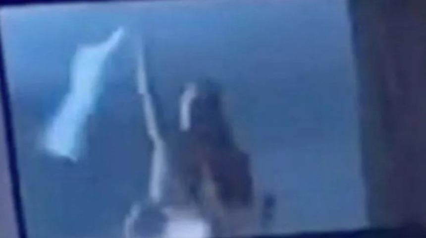 Perdelerini açık bırakınca herkes onları izledi! Otel müşterileri o çifti kaydetti