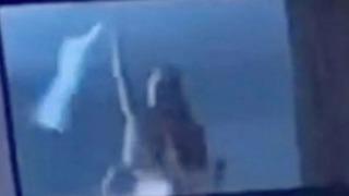 Perdelerini açık bırakınca herkes onları izledi! Otel müşterileri o çifti kaydetti