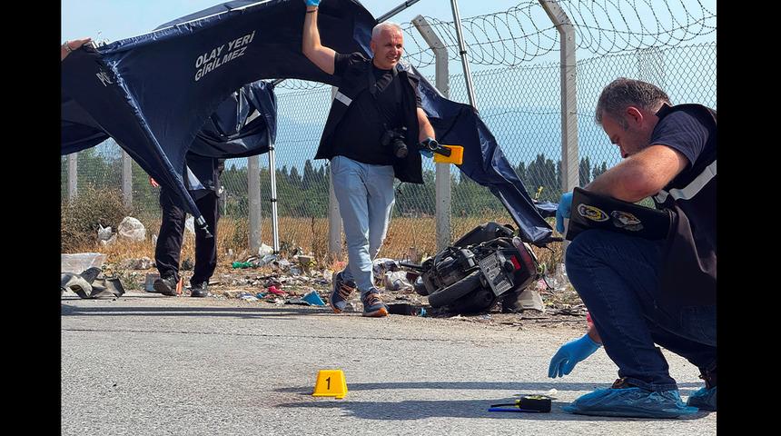 Otomobil ve motosiklet birbirine girdi... Birinde uyuşturucu diğerinde kullanma aparatı çıktı!