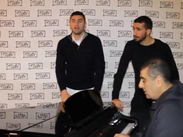 Burak Yılmaz ve Mehmet Topal'dan müthiş ses performansı