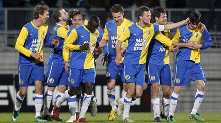 Futbolcular sahaya i&ccedil; &ccedil;amaşırı mankenleri ile &ccedil;ıkacak