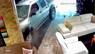 Sürücünün tansiyonu düştü, araç önündeki araca çarpıp mağazaya daldı