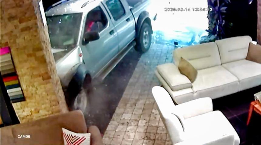 Sürücünün tansiyonu düştü, araç önündeki araca çarpıp mağazaya daldı