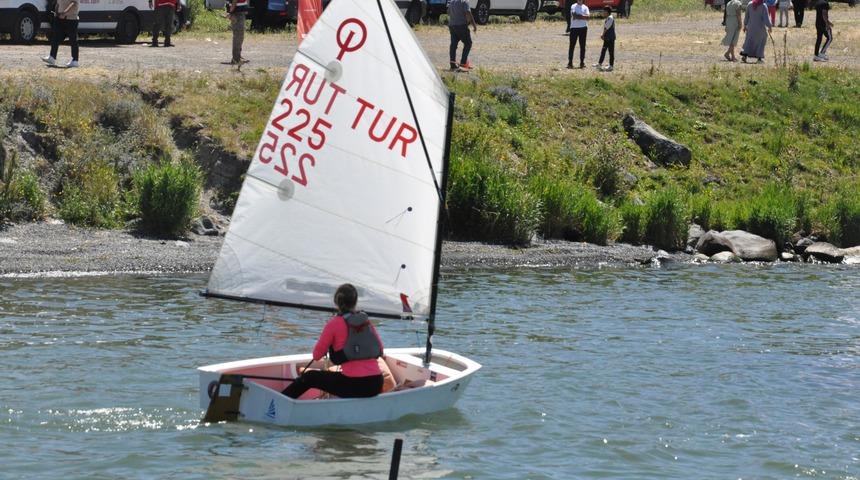 Kars'ın mavi incisi Çıldır Gölü'nde yelkenler fora