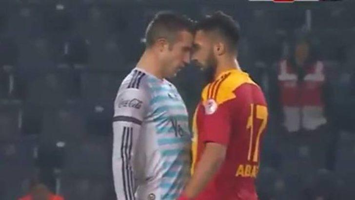 Robin van Persie ile Mustafa Akbaş birbirine girdi