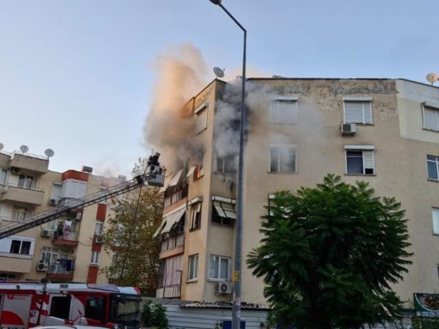 Antalya'da 5 katlı binada korkutan yangın