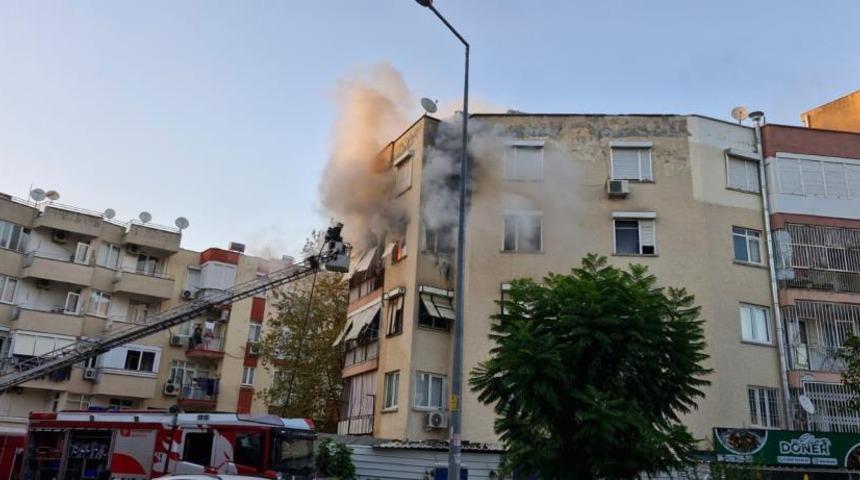 Antalya'da 5 katlı binada korkutan yangın