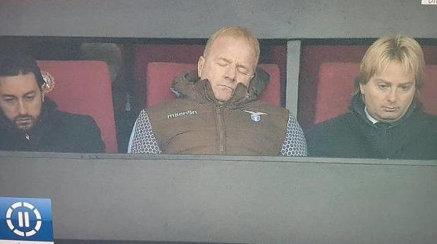 Takımı oynarken uyuyakaldı