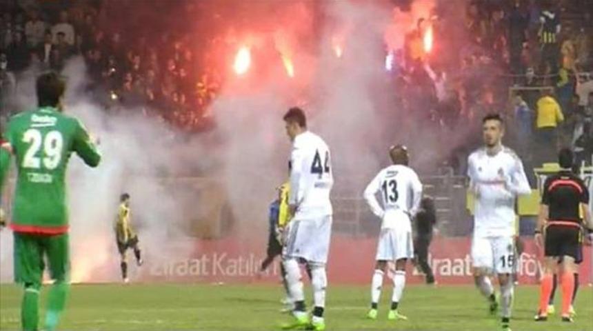 Bucaspor-Beşiktaş ma&ccedil;ı iki kez durdu!