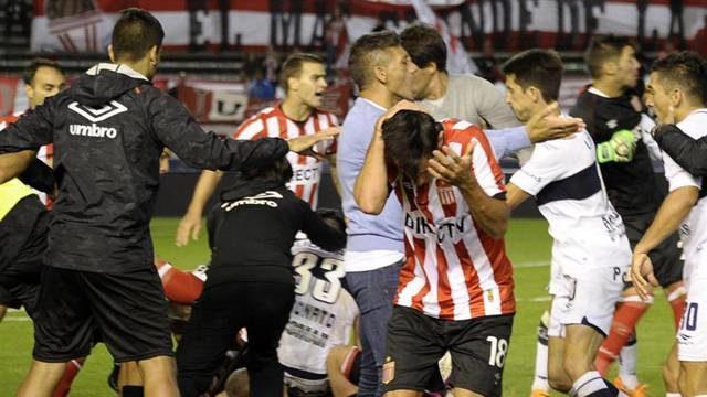 Arjantin'de futbolcuların kavgası maçı tatil ettirdi