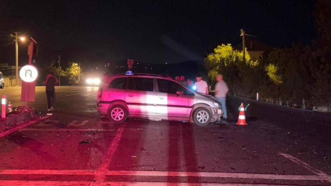 D-100 de iki otomobil kafa kafaya çarpıştı: 1 i ağır 8 yaralı 1