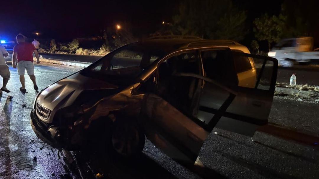 D-100 de iki otomobil kafa kafaya çarpıştı: 1 i ağır 8 yaralı 2