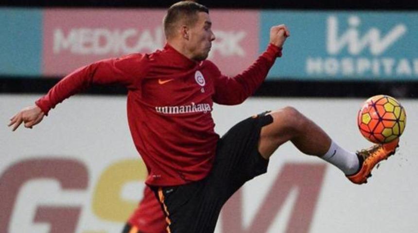 Podolski geri d&ouml;nd&uuml;