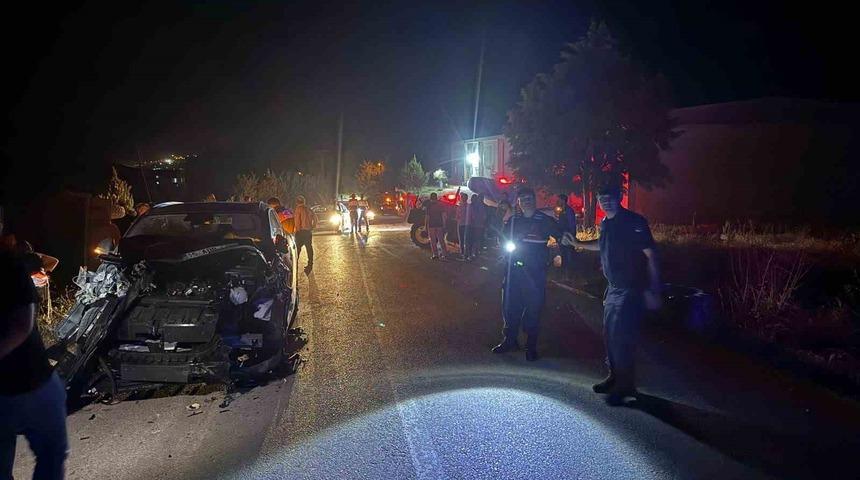 Tali yoldan çıkan traktörle çarpışan araç hurdaya döndü: 6 yaralı