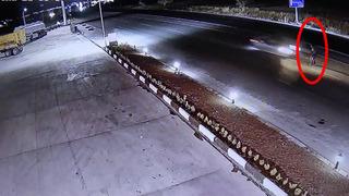 Adıyaman'da korkunç kaza! Yolun karşısına geçmek isterken hayatından oldu... Feci kaza kameralarda