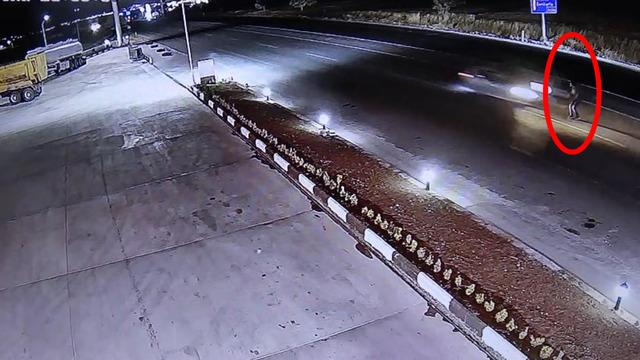 Adıyaman'da korkunç kaza! Yolun karşısına geçmek isterken hayatından oldu... Feci kaza kameralarda