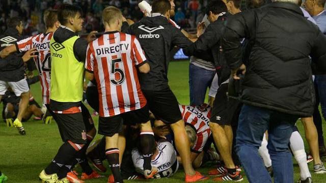 Olaylı Estudiantes-Gimnasia La Plata maçı için ceza yağdı