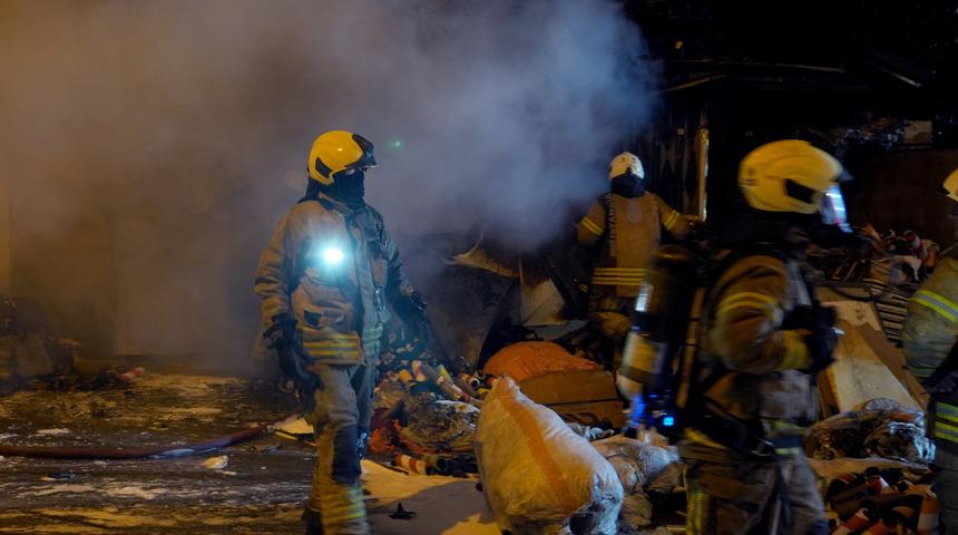 Avcılar'da çorap üretim atölyesinde çıkan yangın söndürüldü