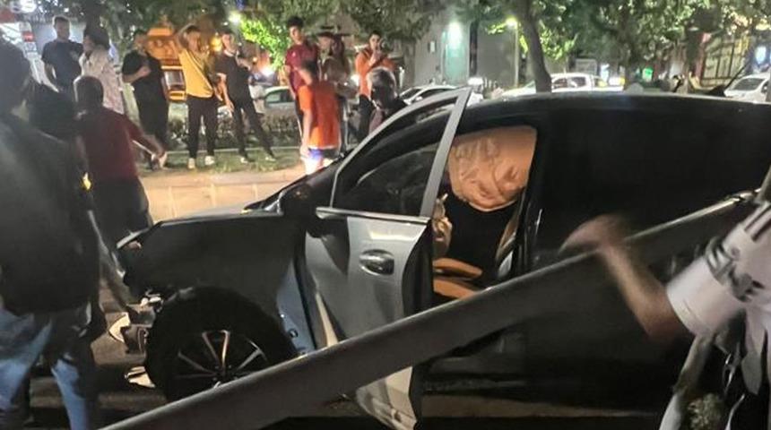 Batman'da trafik kazası, otomobil aydınlatma direğine çarptı