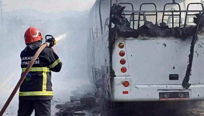 20911787-700x400 Sakarya’da işçi servisi alev topuna döndü