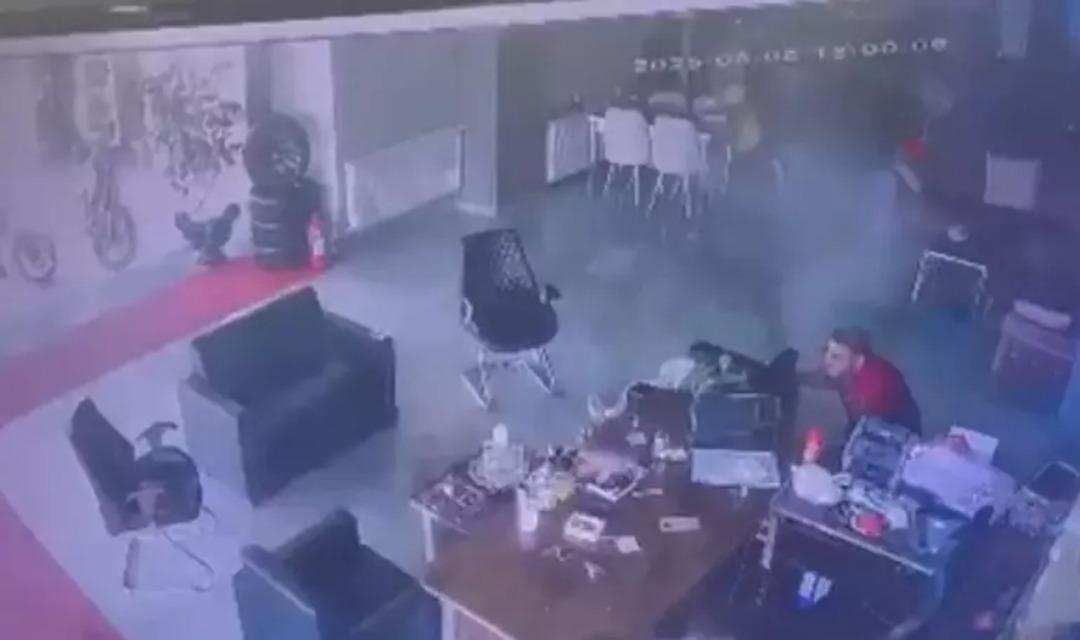 Yer: Niğde! 8 yaşındaki Ege nin ağır yaralandığı oto galeriye saldırı kamerada 1