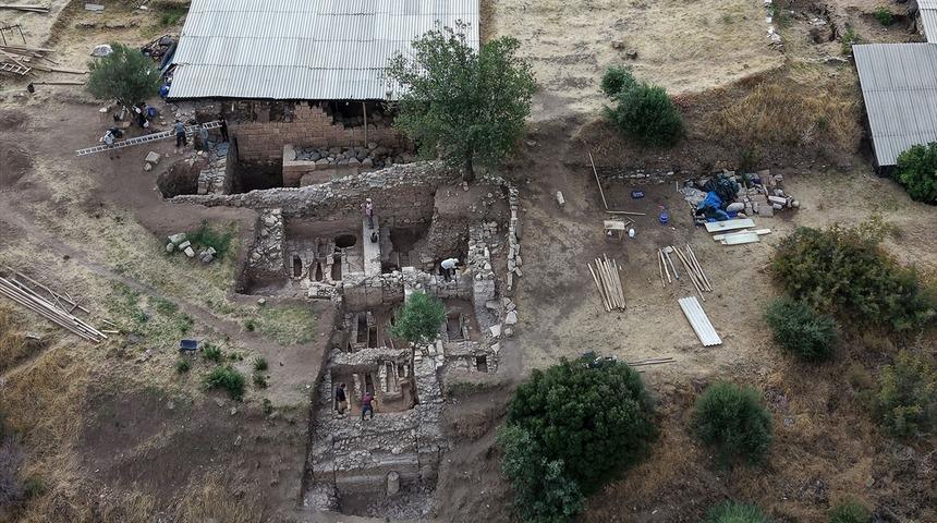 Sardes'te 2 bin 800 yıllık Lidya Sarayı'nın kalıntılarına ulaşıldı