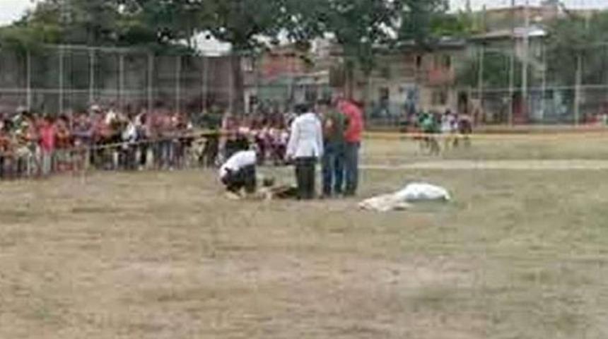 Kendisine kırmızı kart g&ouml;steren hakemi &ouml;ld&uuml;rd&uuml;!