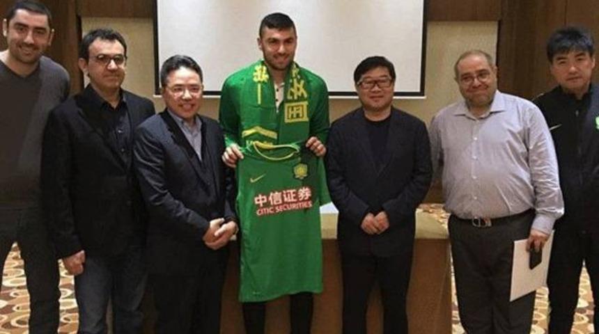 Burak Yılmaz yeni takımıyla ilk pozunu verdi