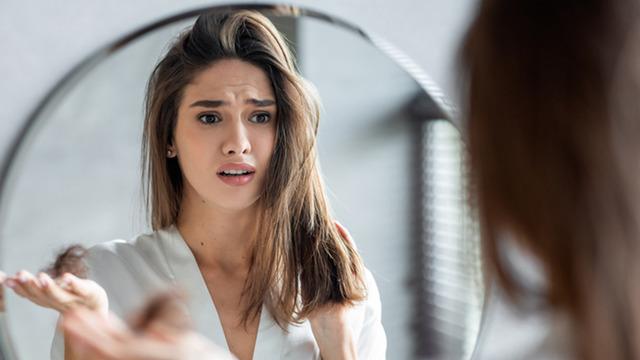 Kadınlarda saç dökülmesi giderek artıyor! Kadınlarda saç dökülmesi neden olur? Uzmanından uyarılar: Bu durum geç fark edilir