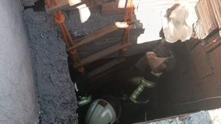 Hava boşluğunda mahsur kalan kedi kurtarıldı