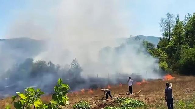 Bahçede çıkan yangın yerleşim yerlerine sıçramadan söndürüldü
