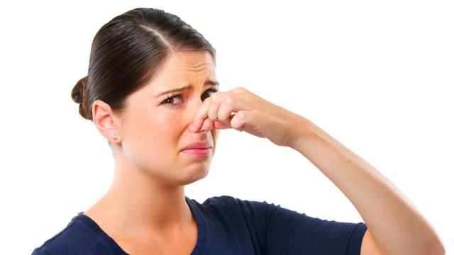 Vücut kokunuza dikkat: Altında yatan nedenler ciddi olabilir! B vitamini eksikliğinden kaynaklı vücudunuz kokabilir: Vücutta ‘balık kokusu’ neden olur?  