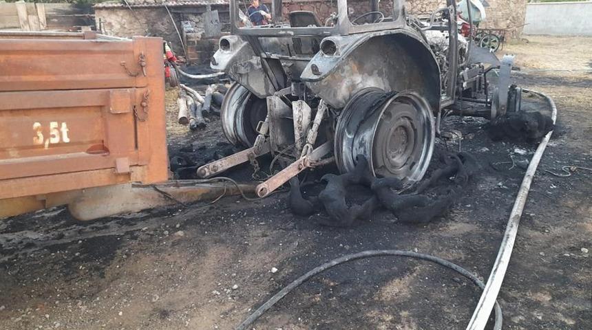 İvrindi'de traktör yandı, geriye demir yığını kaldı