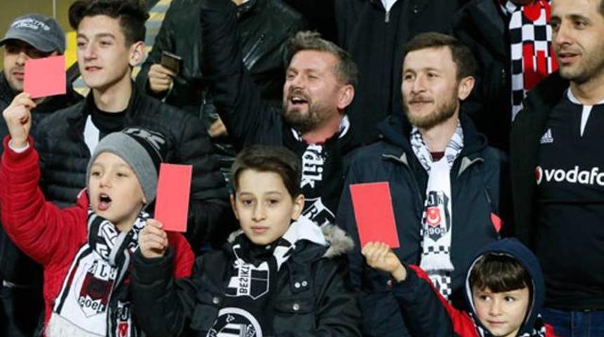 Beşiktaşlı taraftarlardan 'kırmızı kart' tepkisi