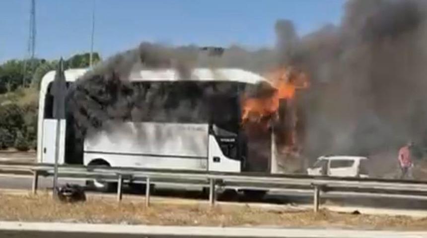 Bolu’da seyir halindeki midibüs alev alev yandı