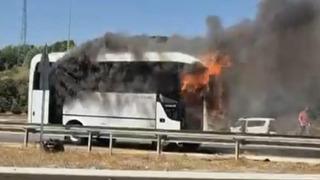 Bolu’da seyir halindeki midibüs alev alev yandı