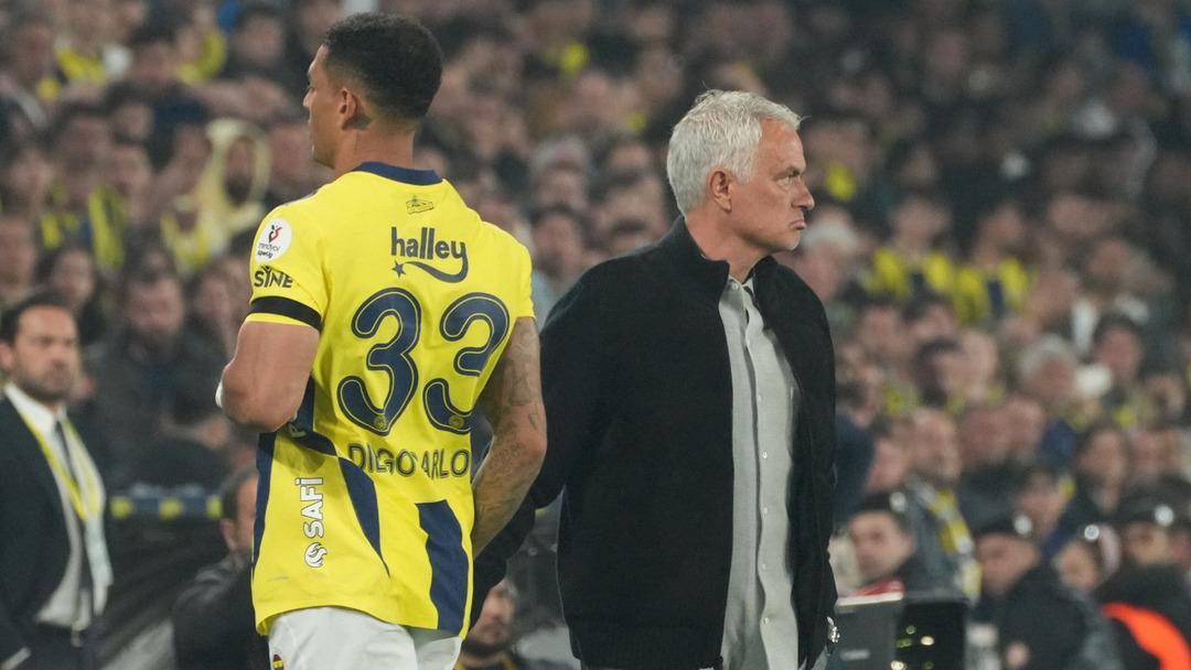 Fenerbahçe de istenmeyen adam ilan edilen Diego Carlos için sürpriz talip! Fransız ekibi Lille oyuncu için ileri seviye görüşüyor... 2