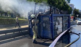 Kadıköy'de hurda yüklü kamyonun dorsesi alev alev yandı