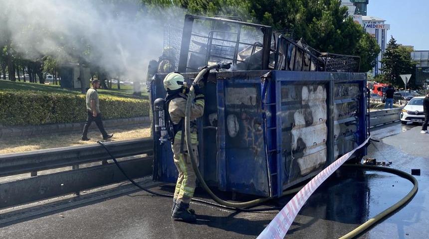 Kadıköy'de hurda yüklü kamyonun dorsesi alev alev yandı