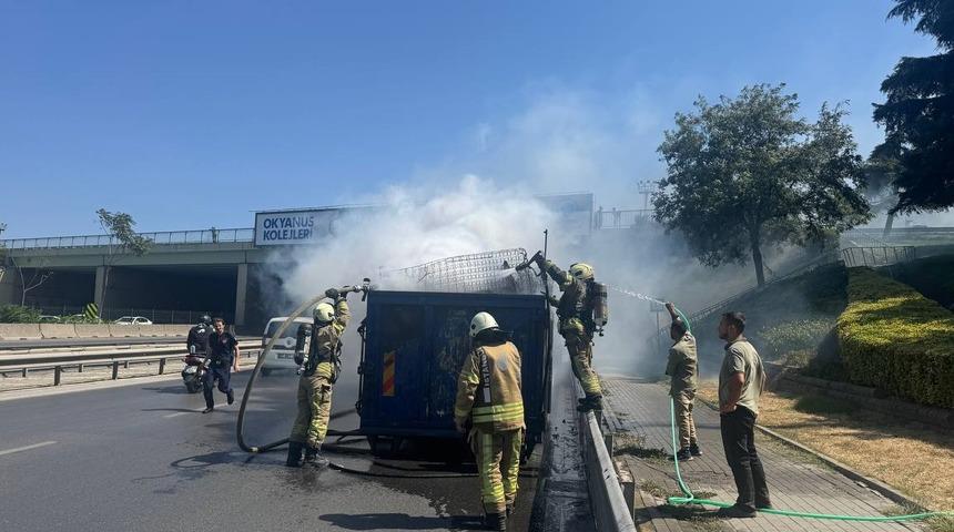 Kadıköy'de seyir halindeki kamyonetin dorsesi yandı