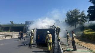 Kadıköy'de seyir halindeki kamyonetin dorsesi yandı