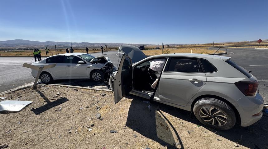 Elazığ'da iki otomobilin çarpıştığı kazada 8 kişi yaralandı