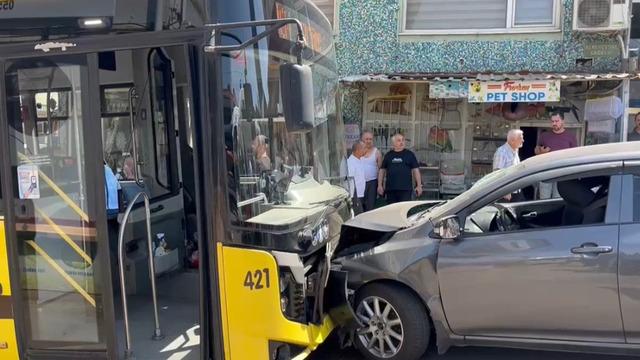 Otomobil, belediye otobüsüyle çarpıştı: Çok sayıda yaralı var!