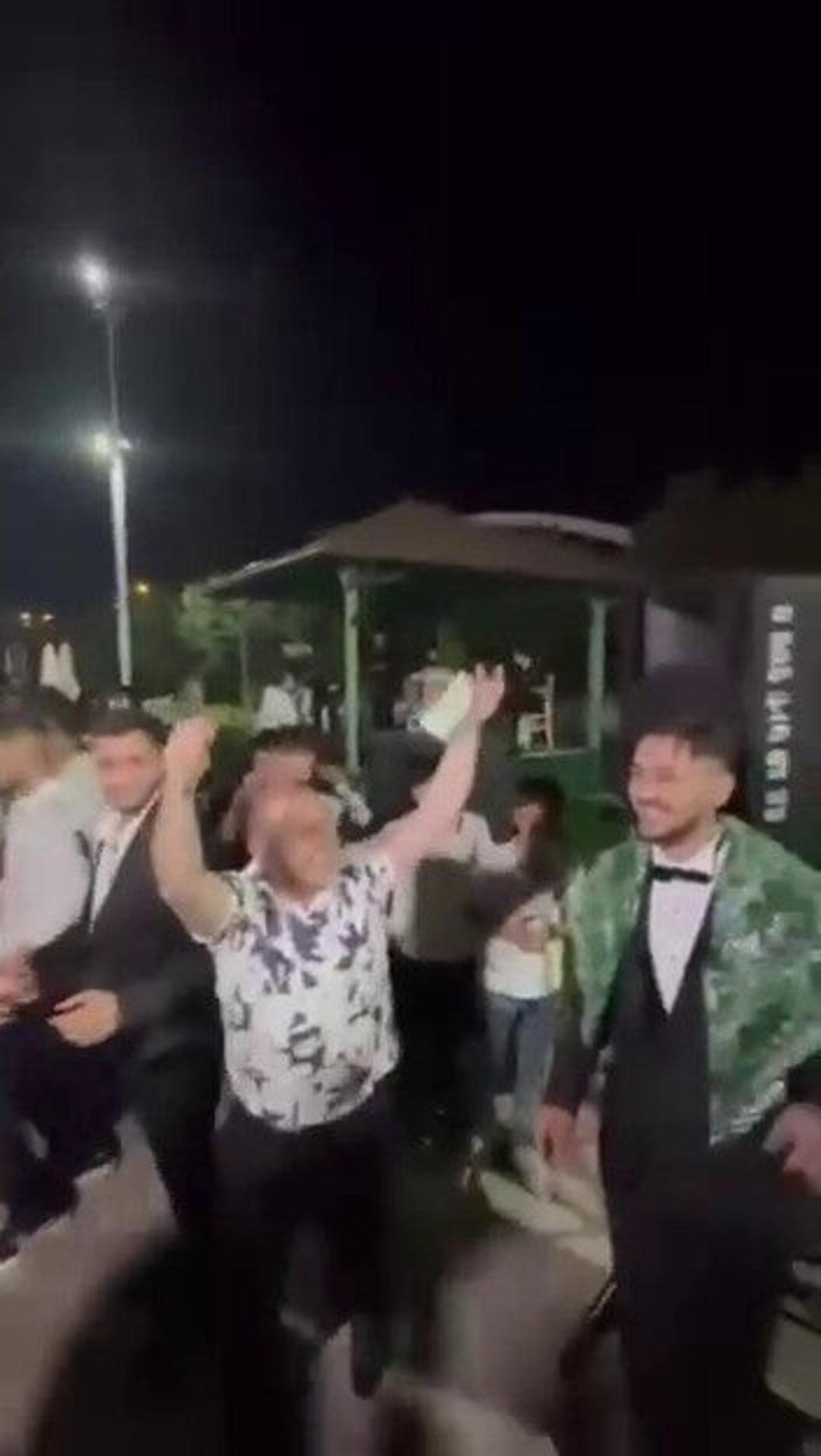 Düğünde takılan takı gündem oldu! Elinde sallaya sallaya geldi 1