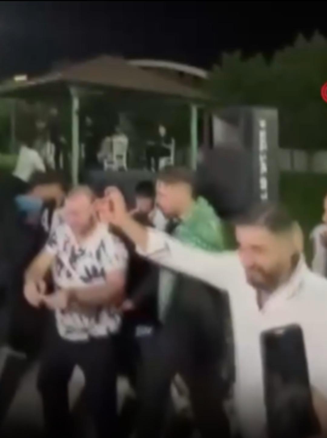 Düğünde takılan takı gündem oldu! Elinde sallaya sallaya geldi 2