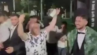 Düğünde takılan takı gündem oldu! Elinde sallaya sallaya geldi