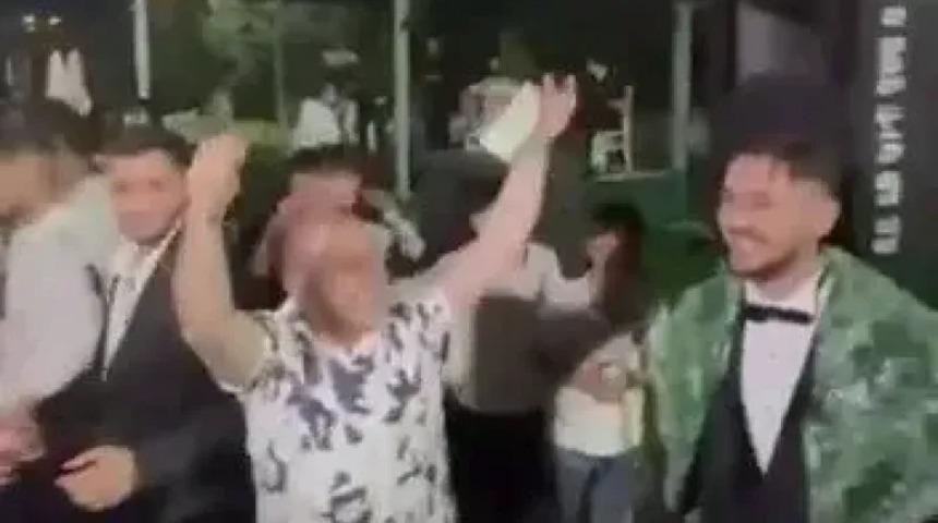 Düğünde takılan takı gündem oldu! Elinde sallaya sallaya geldi